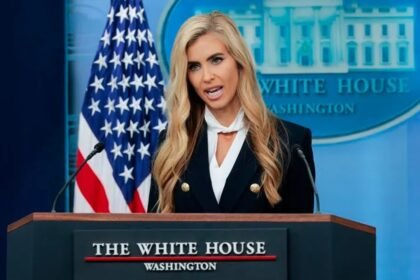 La nueva portavoz de Trump debutó con una rueda de prensa de menos de 15 minutos