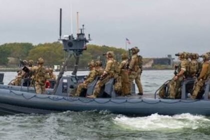 Guardia Costera de EE.UU. rescata a 16 tras naufragio en México