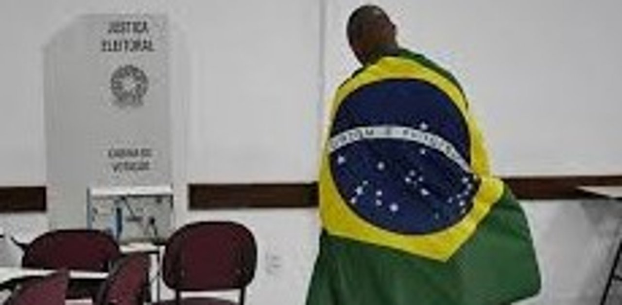 Brasil: Flávio Bolsonaro aventaja por un punto a Lula antes del balotaje