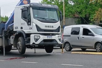 Villa Luro: un motociclista quedó grave tras ser embestido por un camión