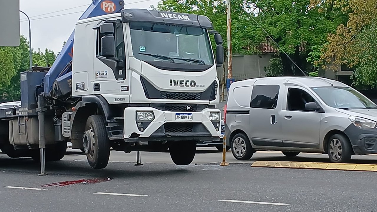Villa Luro: un motociclista quedó grave tras ser embestido por un camión